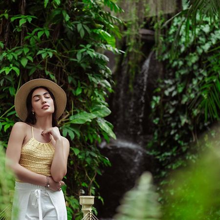 โรงแรมทาจกริชน่า ไฮเดอราบัด ภายนอก รูปภาพ A woman wearing a straw hat